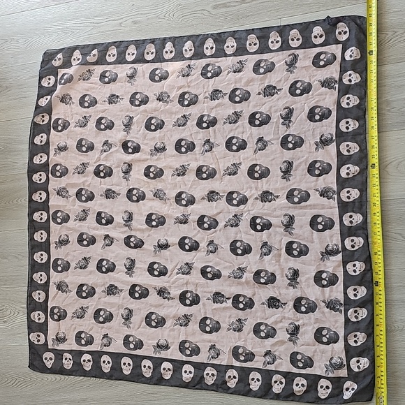 Miss Selfridge Skulls & Roses Grey & Pink Sheer Scarf 40x40" - Picture 6 of 7